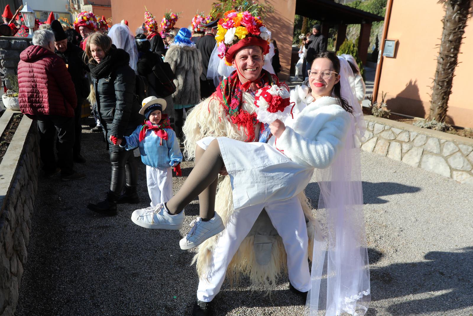 Matulji: Zvončarska skupina Vlahov breg s grupom maškara u obilasku sela u zaleđu Matulja Matulji: Zvončarska skupina Vlahov breg s grupom maškara u obilasku sela u zaleđu Matulja