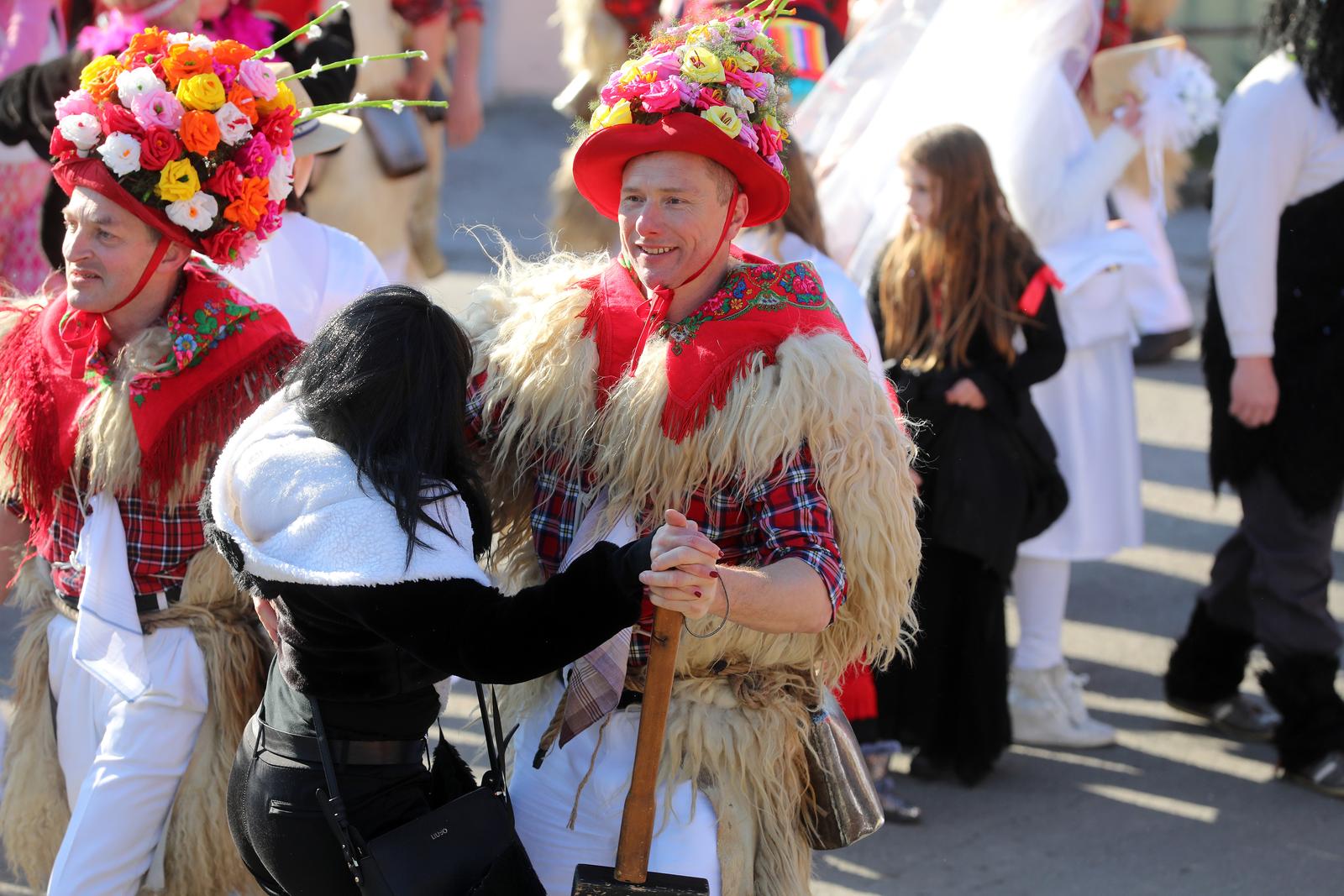 Matulji: Zvončarska skupina Vlahov breg s grupom maškara u obilasku sela u zaleđu Matulja Matulji: Zvončarska skupina Vlahov breg s grupom maškara u obilasku sela u zaleđu Matulja