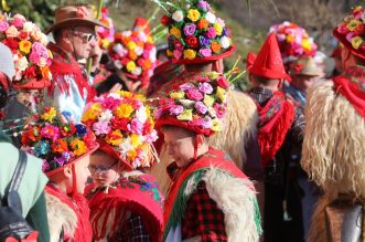 Matulji: Zvončarska skupina Vlahov breg s grupom maškara u obilasku sela u zaleđu Matulja