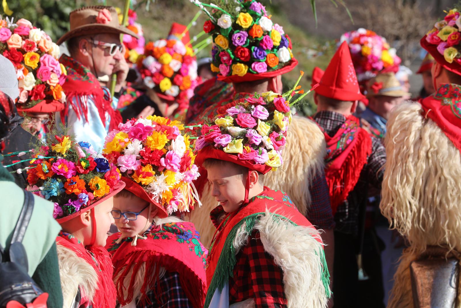 Matulji: Zvončarska skupina Vlahov breg s grupom maškara u obilasku sela u zaleđu Matulja Matulji: Zvončarska skupina Vlahov breg s grupom maškara u obilasku sela u zaleđu Matulja