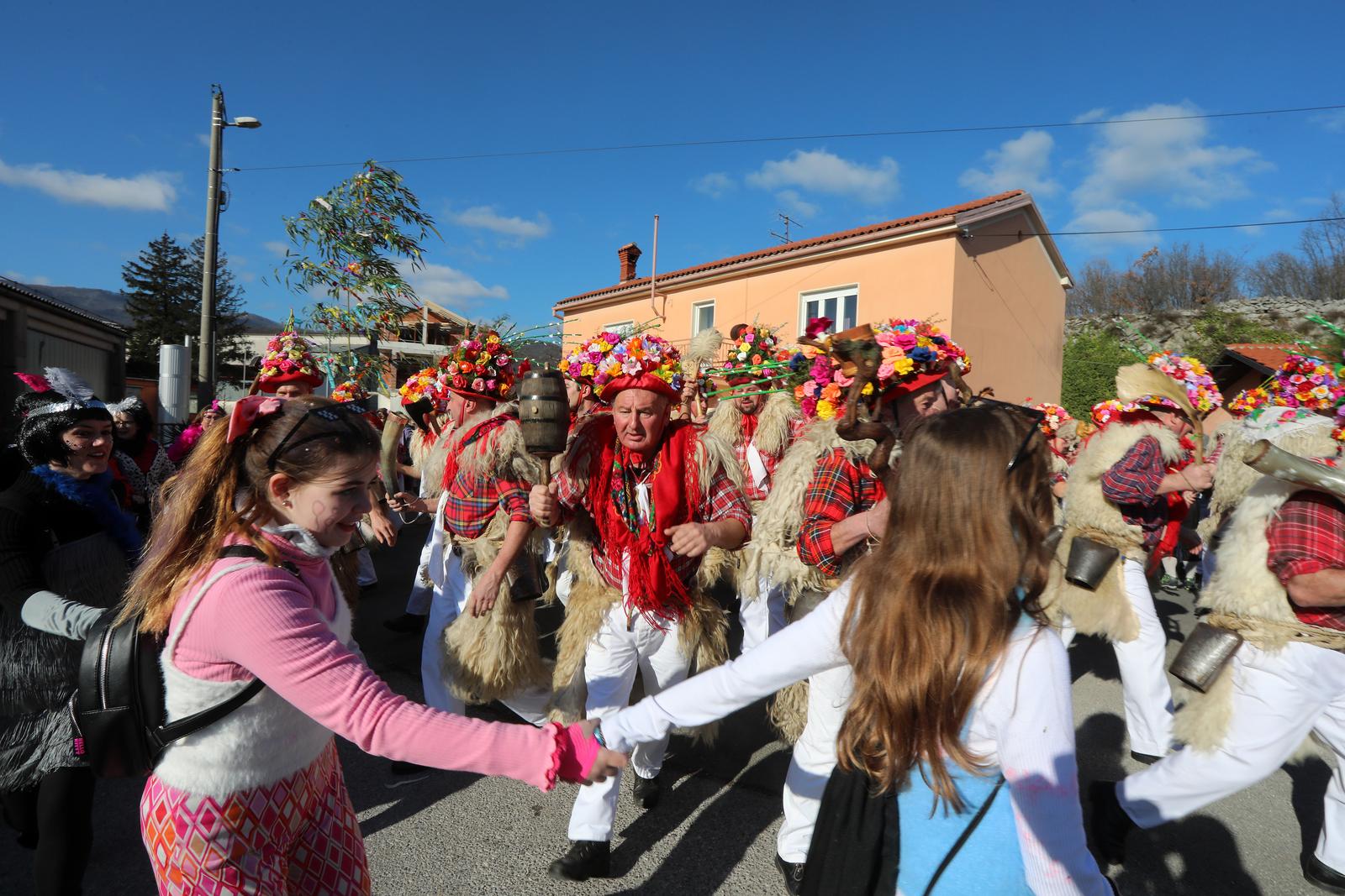 Matulji: Zvončarska skupina Vlahov breg s grupom maškara u obilasku sela u zaleđu Matulja Matulji: Zvončarska skupina Vlahov breg s grupom maškara u obilasku sela u zaleđu Matulja