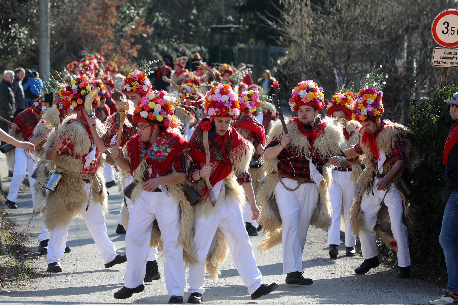 Matulji: Zvončarska skupina Vlahov breg s grupom maškara u obilasku sela u zaleđu Matulja Matulji: Zvončarska skupina Vlahov breg s grupom maškara u obilasku sela u zaleđu Matulja