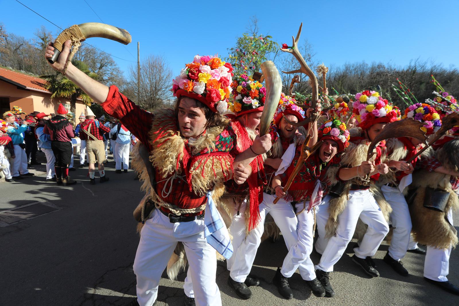 Matulji: Zvončarska skupina Vlahov breg s grupom maškara u obilasku sela u zaleđu Matulja Matulji: Zvončarska skupina Vlahov breg s grupom maškara u obilasku sela u zaleđu Matulja