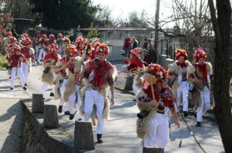 Matulji: Zvončarska skupina Vlahov breg s grupom maškara u obilasku sela u zaleđu Matulja