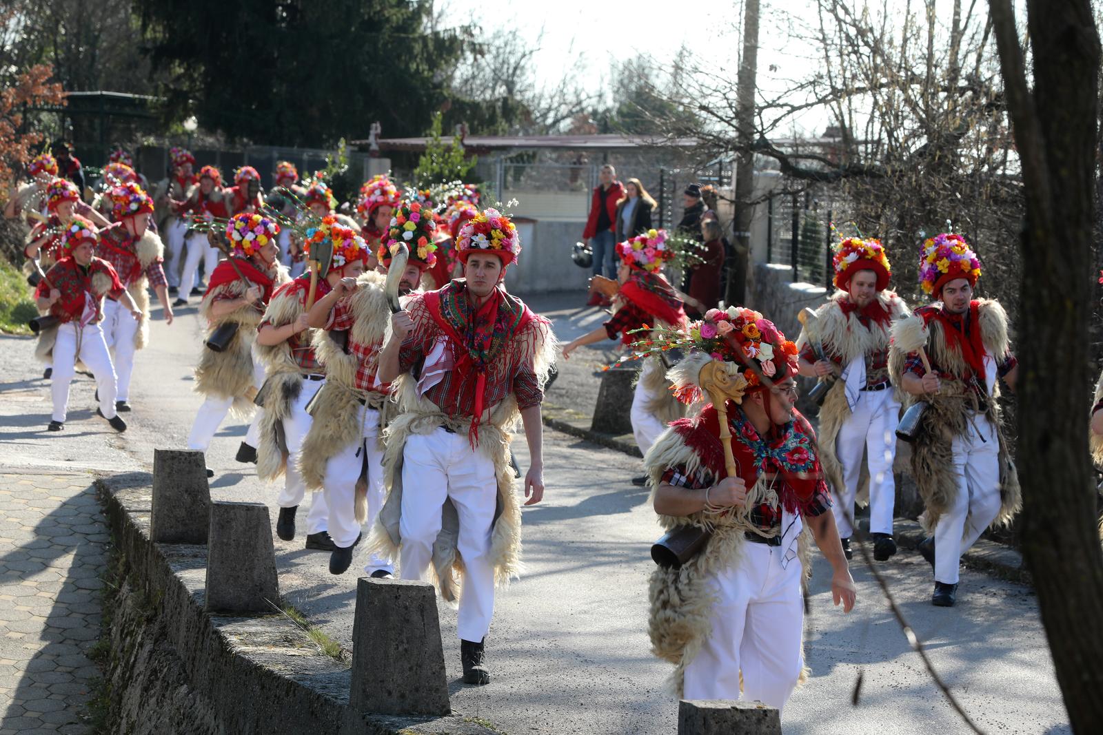 Matulji: Zvončarska skupina Vlahov breg s grupom maškara u obilasku sela u zaleđu Matulja Matulji: Zvončarska skupina Vlahov breg s grupom maškara u obilasku sela u zaleđu Matulja