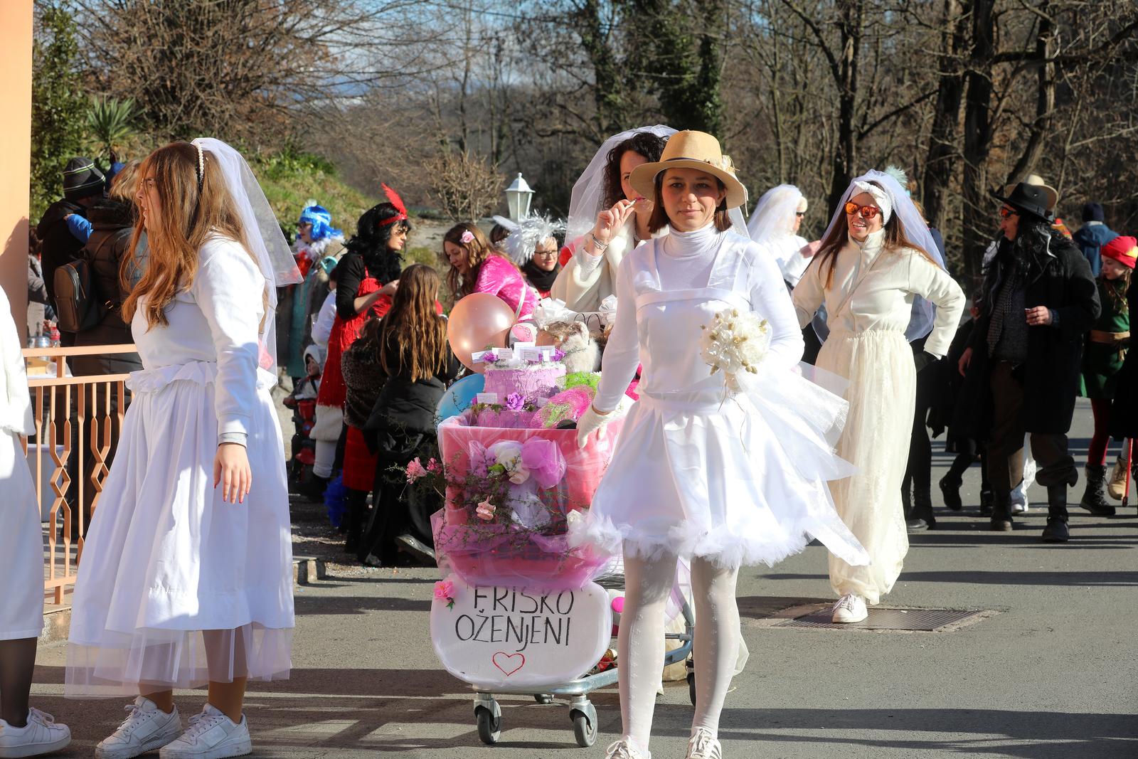 Matulji: Zvončarska skupina Vlahov breg s grupom maškara u obilasku sela u zaleđu Matulja Matulji: Zvončarska skupina Vlahov breg s grupom maškara u obilasku sela u zaleđu Matulja