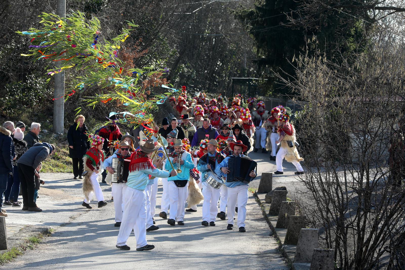 Matulji: Zvončarska skupina Vlahov breg s grupom maškara u obilasku sela u zaleđu Matulja Matulji: Zvončarska skupina Vlahov breg s grupom maškara u obilasku sela u zaleđu Matulja