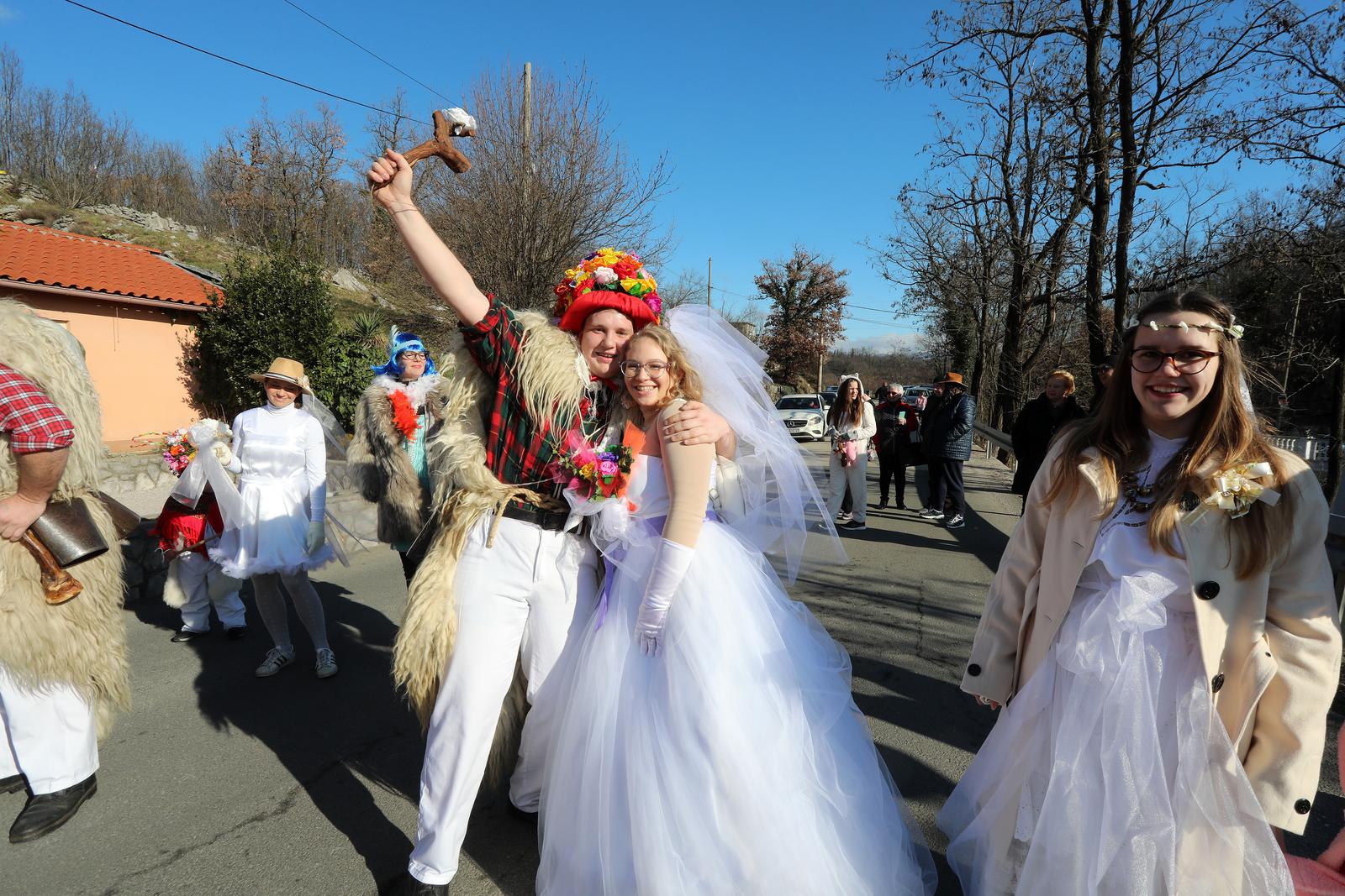 Matulji: Zvončarska skupina Vlahov breg s grupom maškara u obilasku sela u zaleđu Matulja Matulji: Zvončarska skupina Vlahov breg s grupom maškara u obilasku sela u zaleđu Matulja