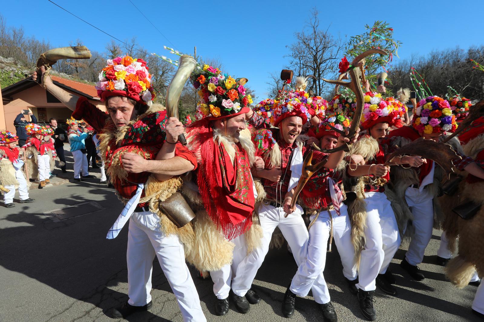 Matulji: Zvončarska skupina Vlahov breg s grupom maškara u obilasku sela u zaleđu Matulja Matulji: Zvončarska skupina Vlahov breg s grupom maškara u obilasku sela u zaleđu Matulja
