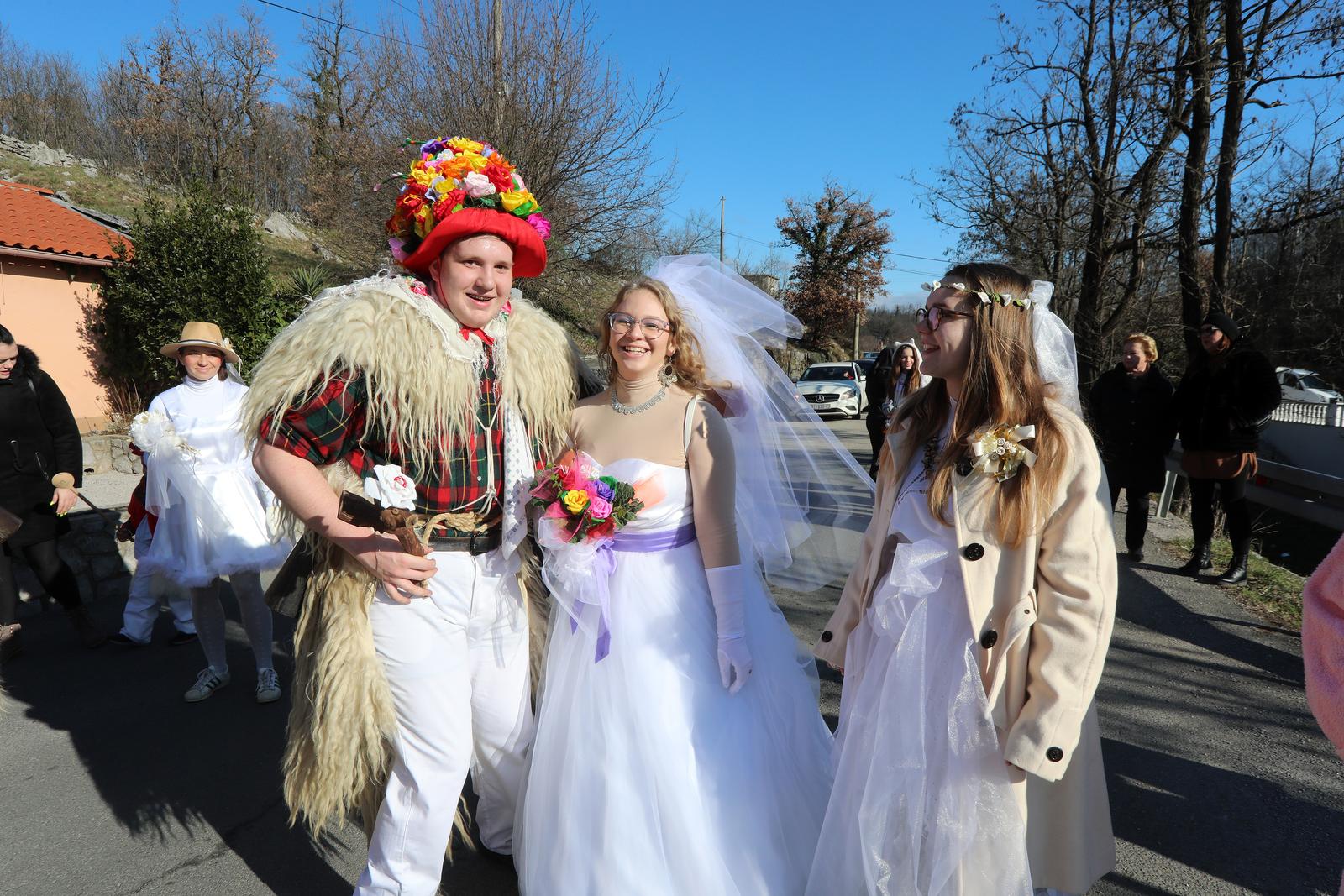 Matulji: Zvončarska skupina Vlahov breg s grupom maškara u obilasku sela u zaleđu Matulja Matulji: Zvončarska skupina Vlahov breg s grupom maškara u obilasku sela u zaleđu Matulja