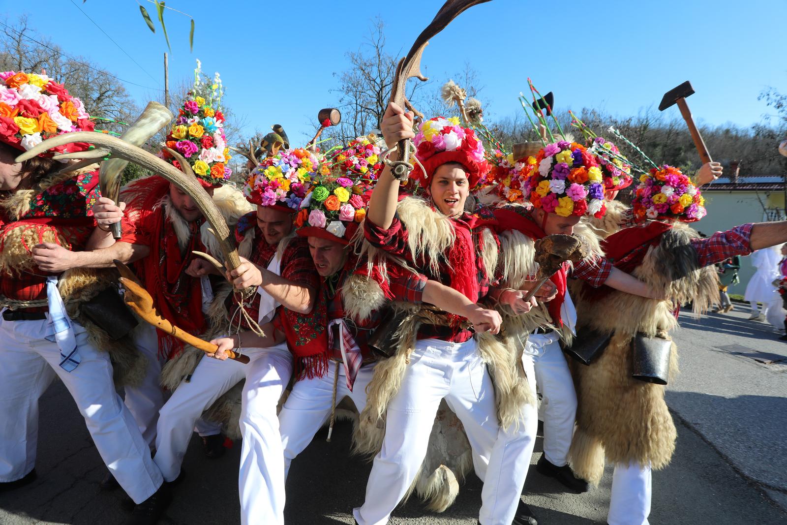 Matulji: Zvončarska skupina Vlahov breg s grupom maškara u obilasku sela u zaleđu Matulja Matulji: Zvončarska skupina Vlahov breg s grupom maškara u obilasku sela u zaleđu Matulja