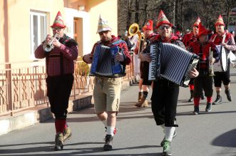 Matulji: Zvončarska skupina Vlahov breg s grupom maškara u obilasku sela u zaleđu Matulja