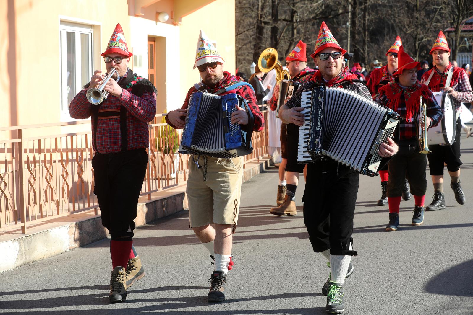 Matulji: Zvončarska skupina Vlahov breg s grupom maškara u obilasku sela u zaleđu Matulja Matulji: Zvončarska skupina Vlahov breg s grupom maškara u obilasku sela u zaleđu Matulja