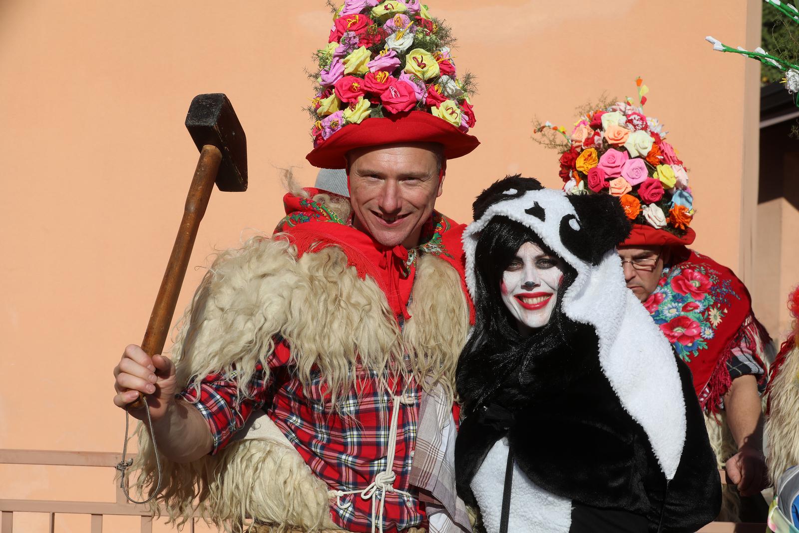 Matulji: Zvončarska skupina Vlahov breg s grupom maškara u obilasku sela u zaleđu Matulja Matulji: Zvončarska skupina Vlahov breg s grupom maškara u obilasku sela u zaleđu Matulja