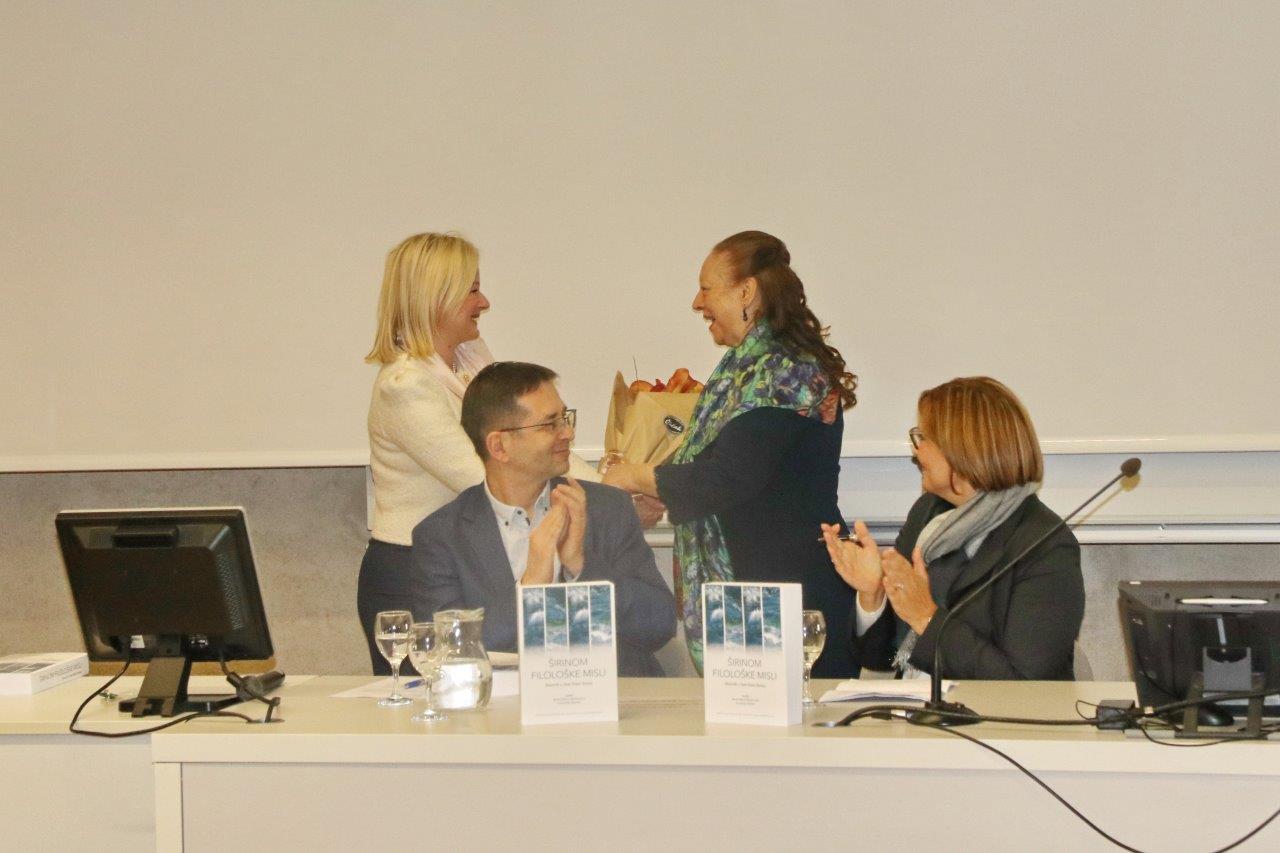 U-čast-prof.dr_.sc_.-Diani-Stolac-predstavljen-Zbornik-radova-„Širinom-filološke-misli“-14 U-čast-prof.dr_.sc_.-Diani-Stolac-predstavljen-Zbornik-radova-„Širinom-filološke-misli“-14