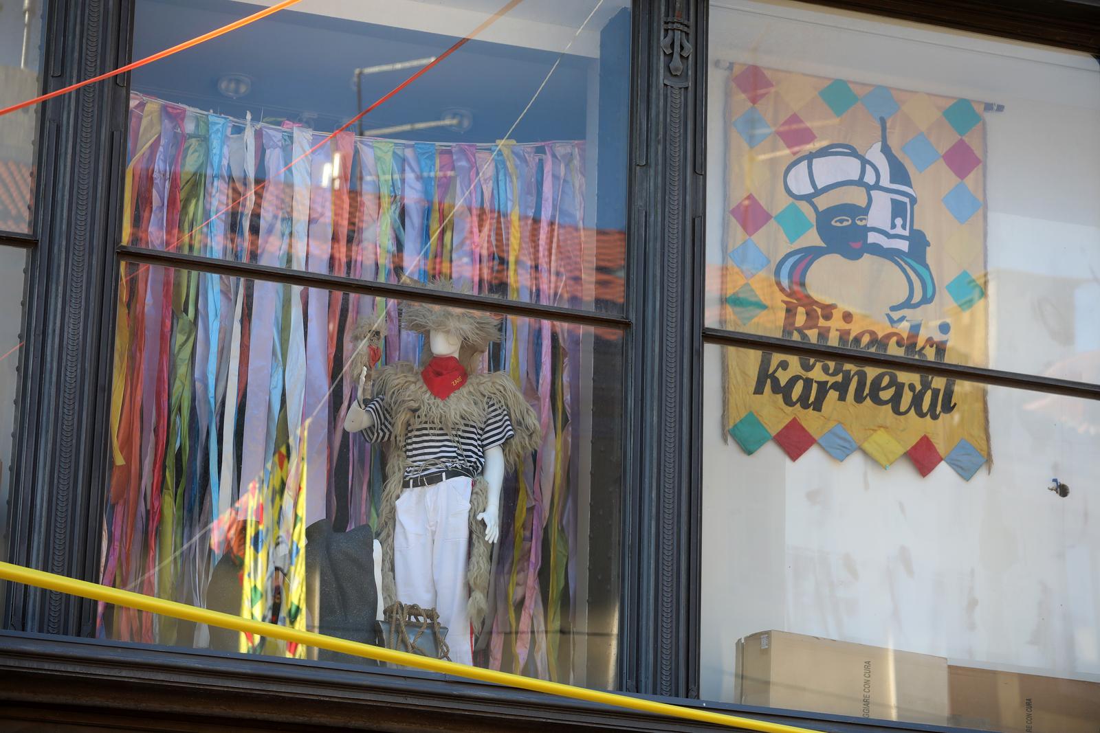 Rijeka: Izlozi trgovina na Korzu u znaku su karnevala