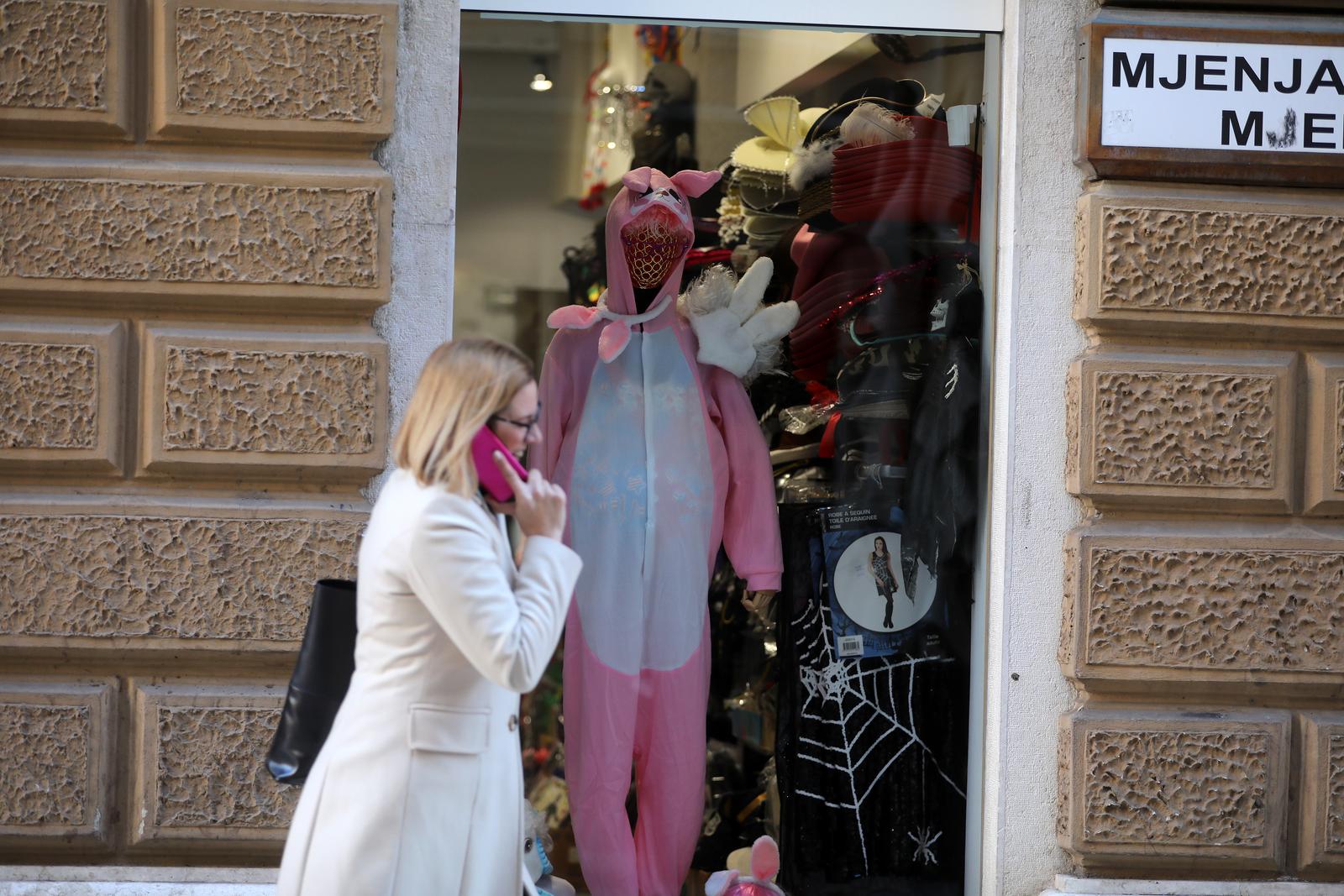 Rijeka: Izlozi trgovina na Korzu u znaku su karnevala