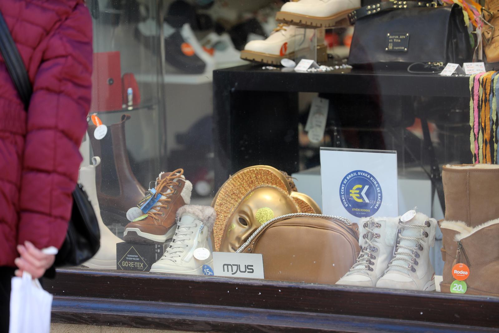 Rijeka: Izlozi trgovina na Korzu u znaku su karnevala