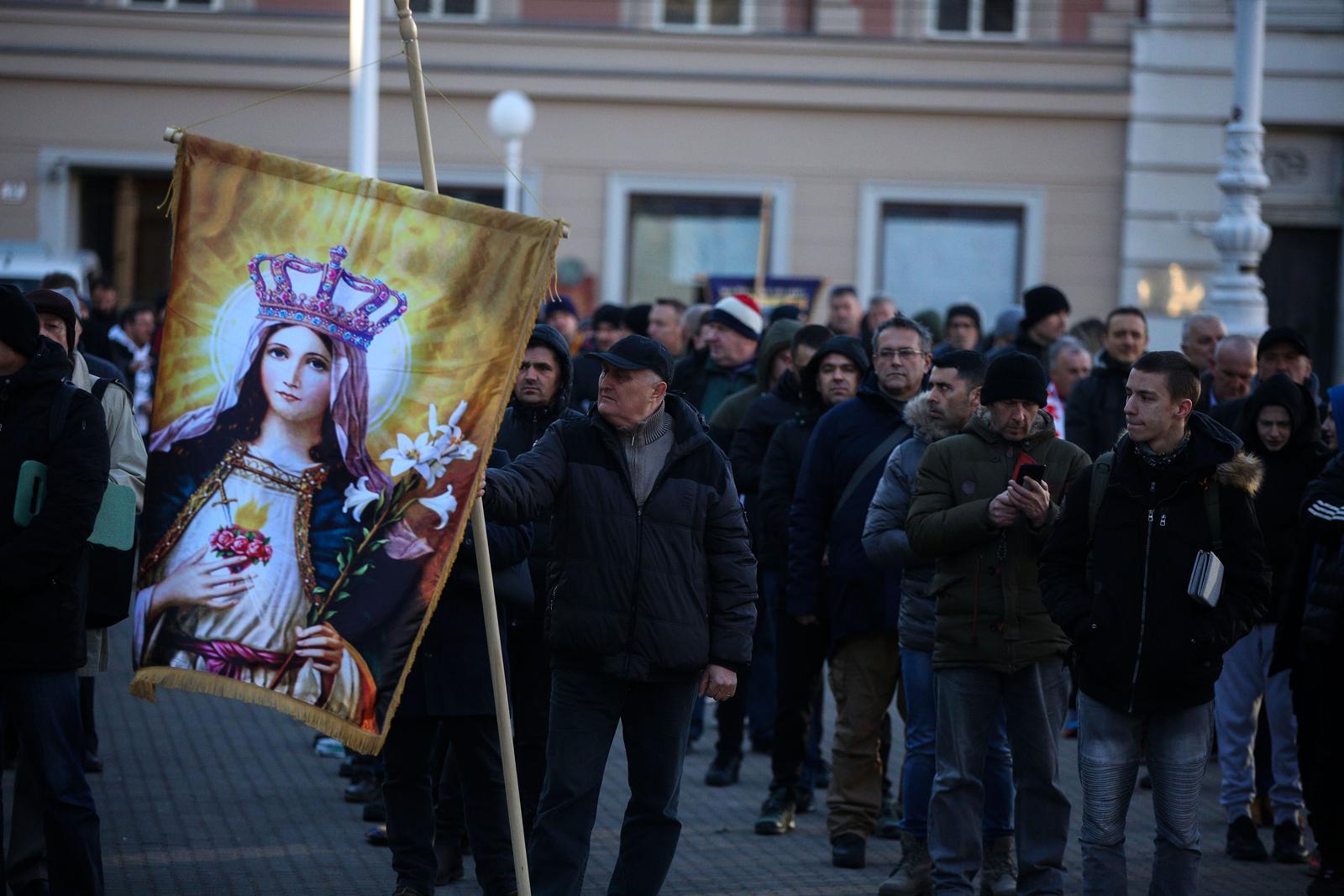 Zagreb: Muškarci na koljenima mole krunicu za čednost žena i domovinu Zagreb: Muškarci na koljenima mole krunicu za čednost žena i domovinu
