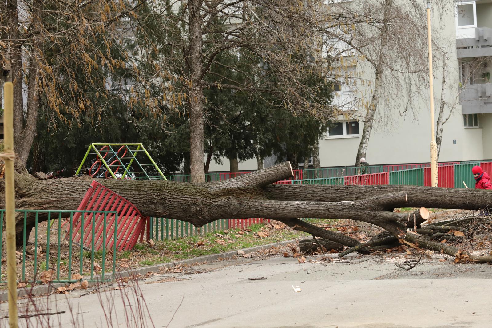Olujni vjetar prouzročio štetu u Osijeku Olujni vjetar prouzročio štetu u Osijeku