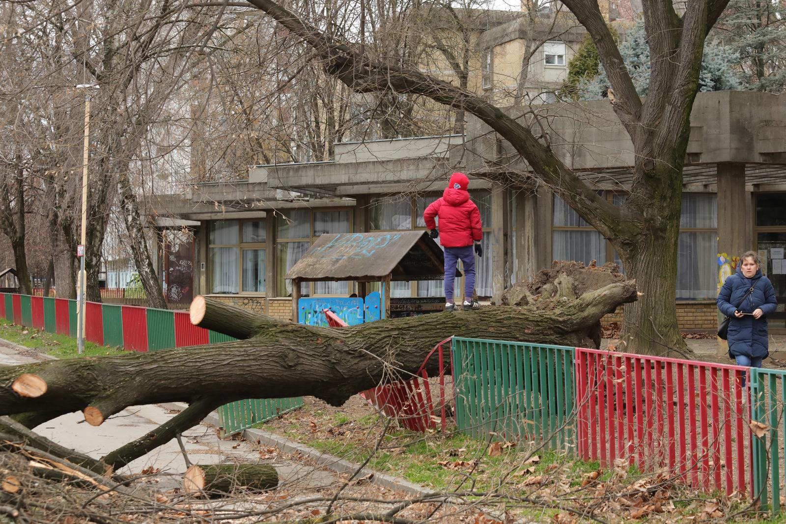 Olujni vjetar prouzročio štetu u Osijeku Olujni vjetar prouzročio štetu u Osijeku