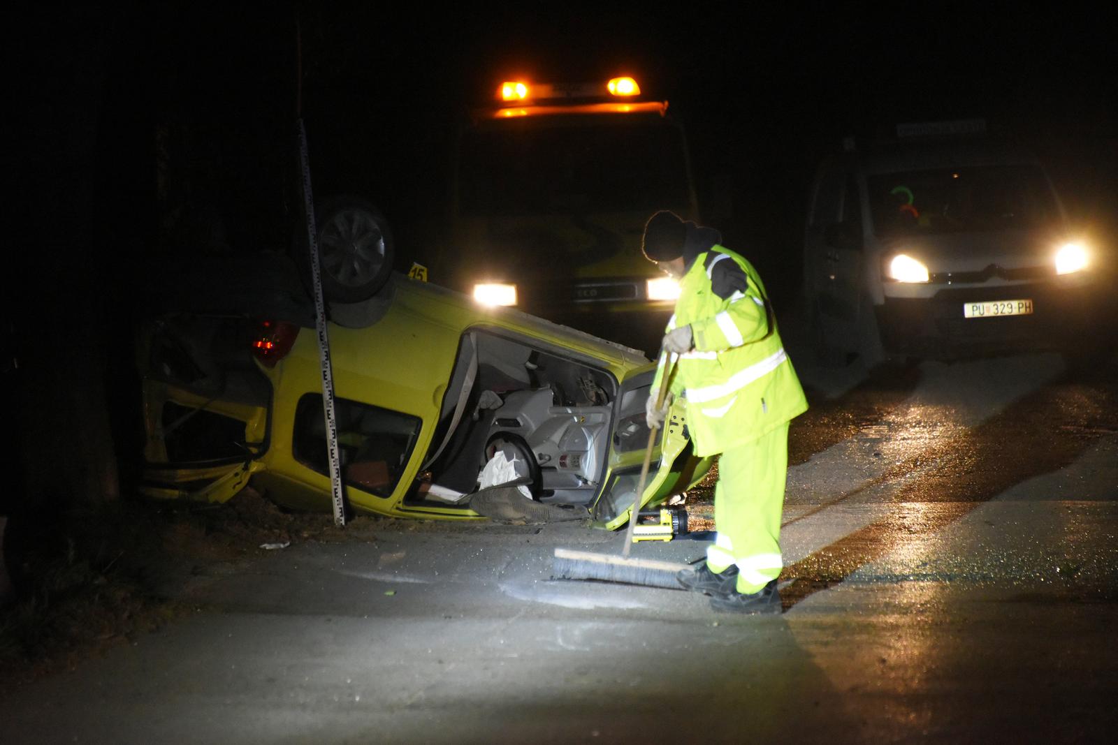 U prevrtanju vozila u Puli poginuo vozač