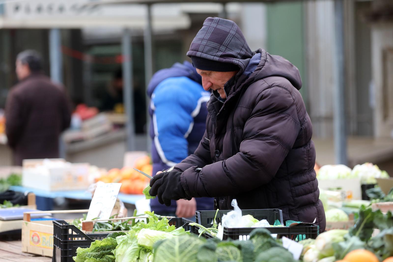 Hladno jutro na riječkoj tržnici Hladno jutro na riječkoj tržnici