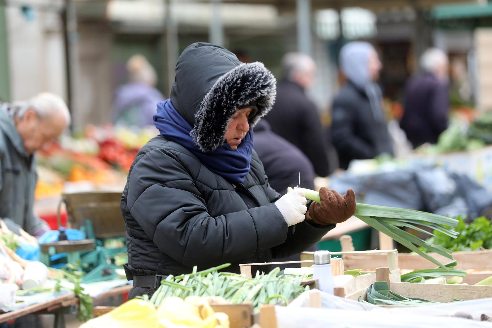Hladno jutro na riječkoj tržnici Hladno jutro na riječkoj tržnici