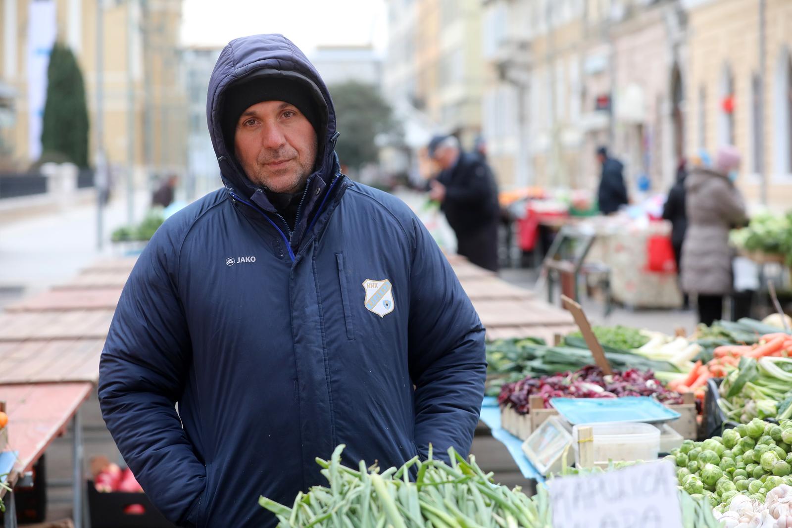 Hladno jutro na rije?koj trnici Hladno jutro na rije?koj trnici