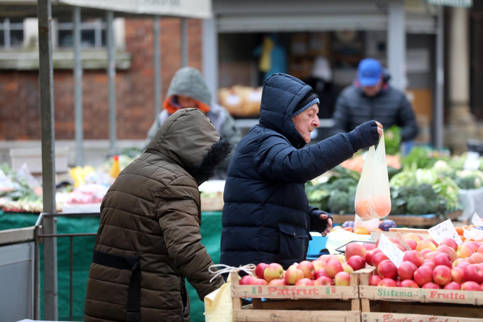 Hladno jutro na riječkoj tržnici Hladno jutro na riječkoj tržnici