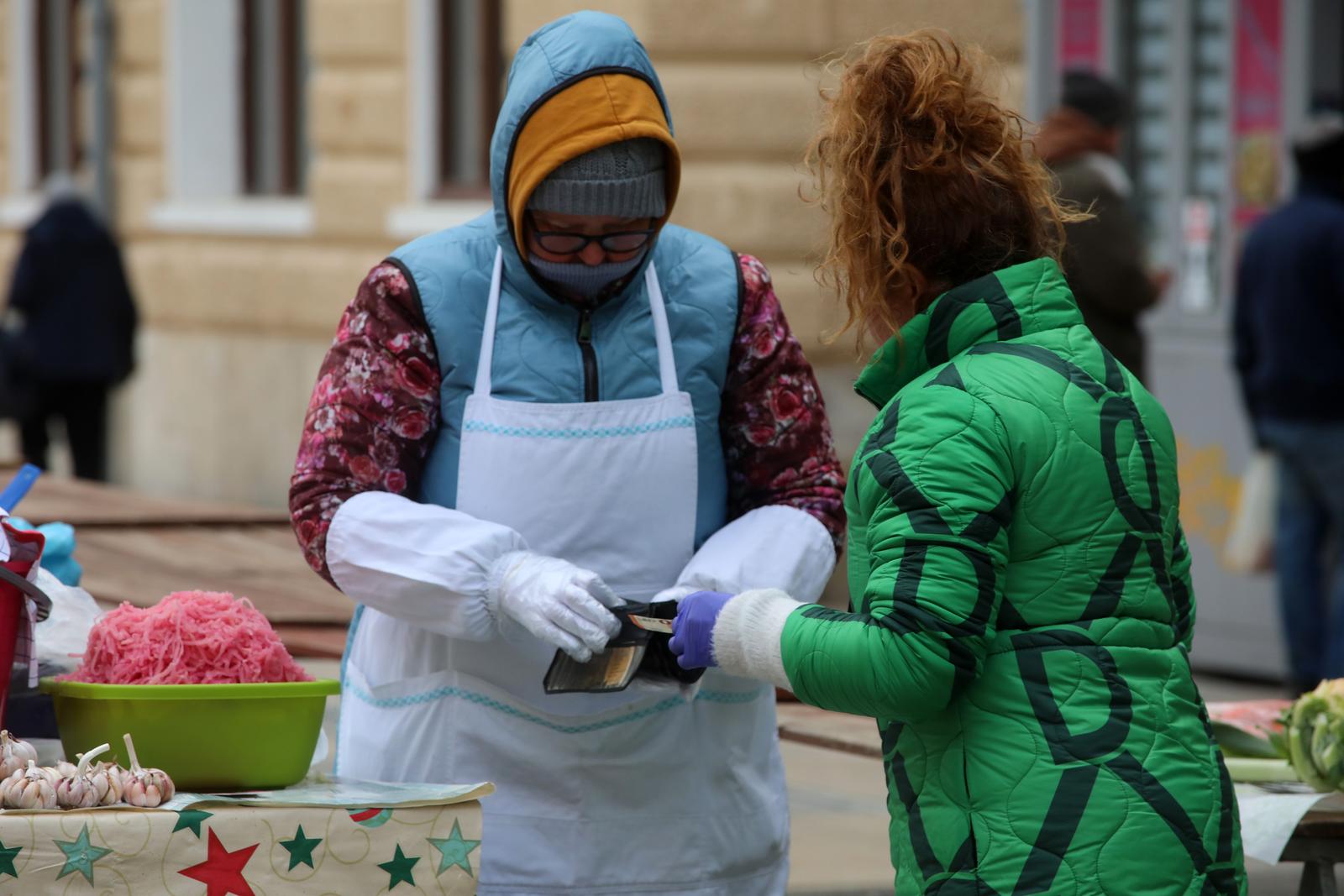 Hladno jutro na riječkoj tržnici Hladno jutro na riječkoj tržnici