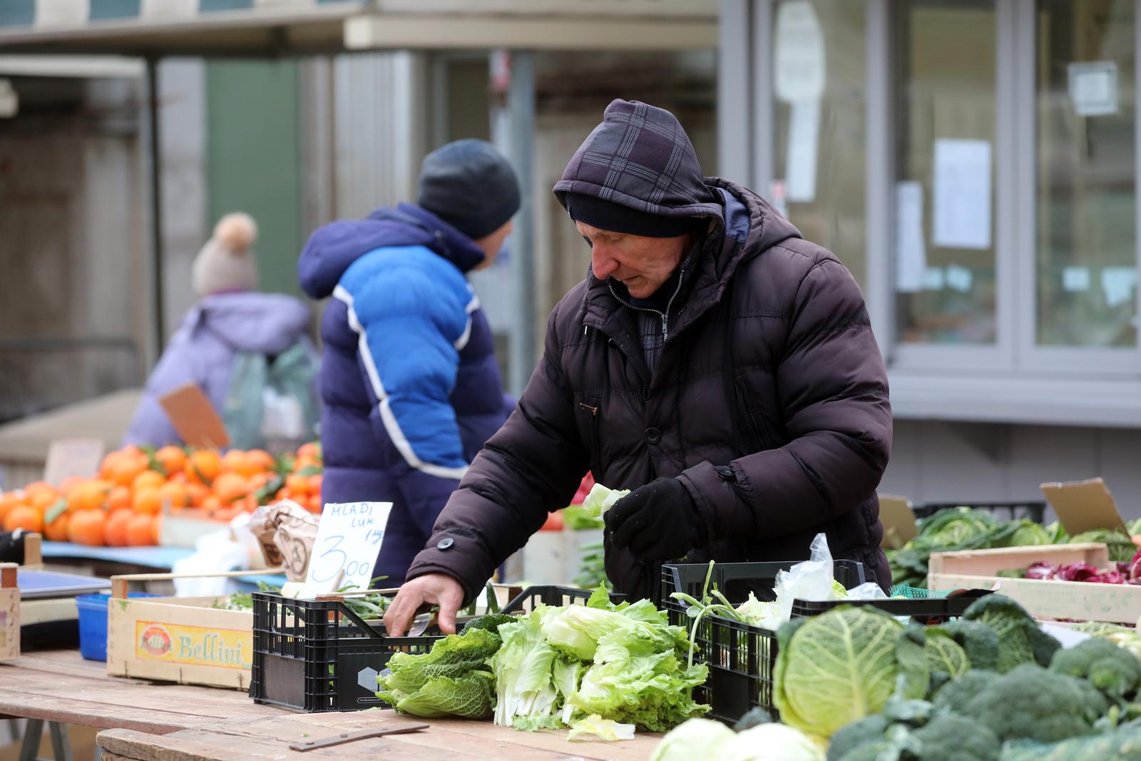 Hladno jutro na riječkoj tržnici Hladno jutro na riječkoj tržnici