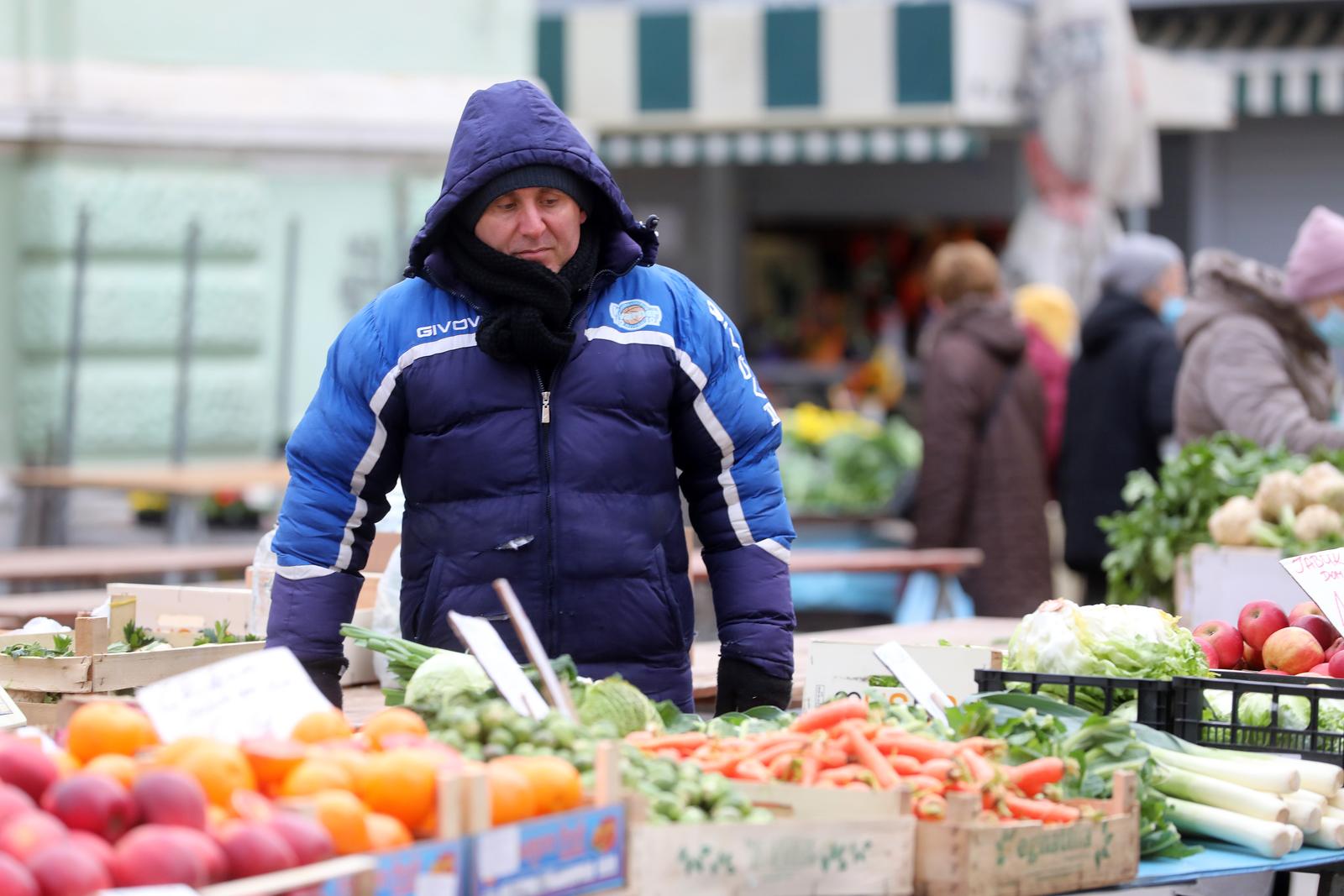 Hladno jutro na rije?koj trnici Hladno jutro na rije?koj trnici
