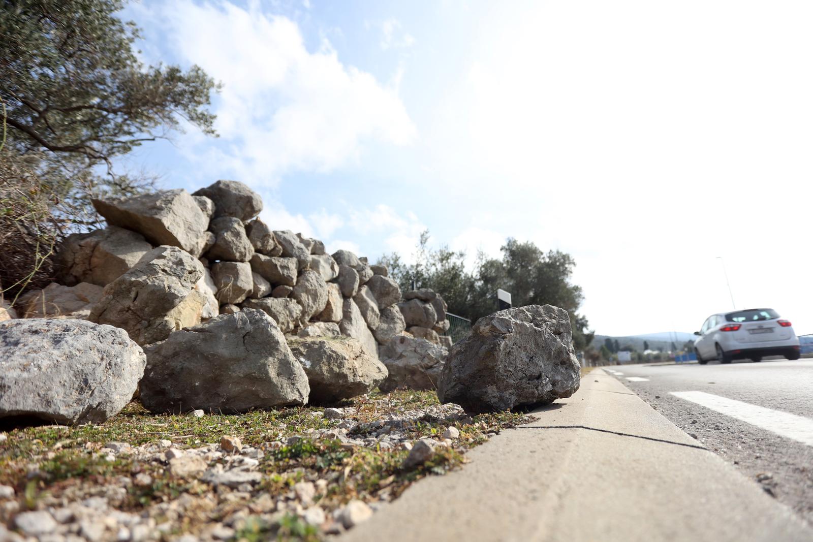 Na ulazu u Punat na Krku oštećen suhozid Na ulazu u Punat na Krku oštećen suhozid
