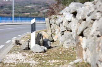 Na ulazu u Punat na Krku oštećen suhozid