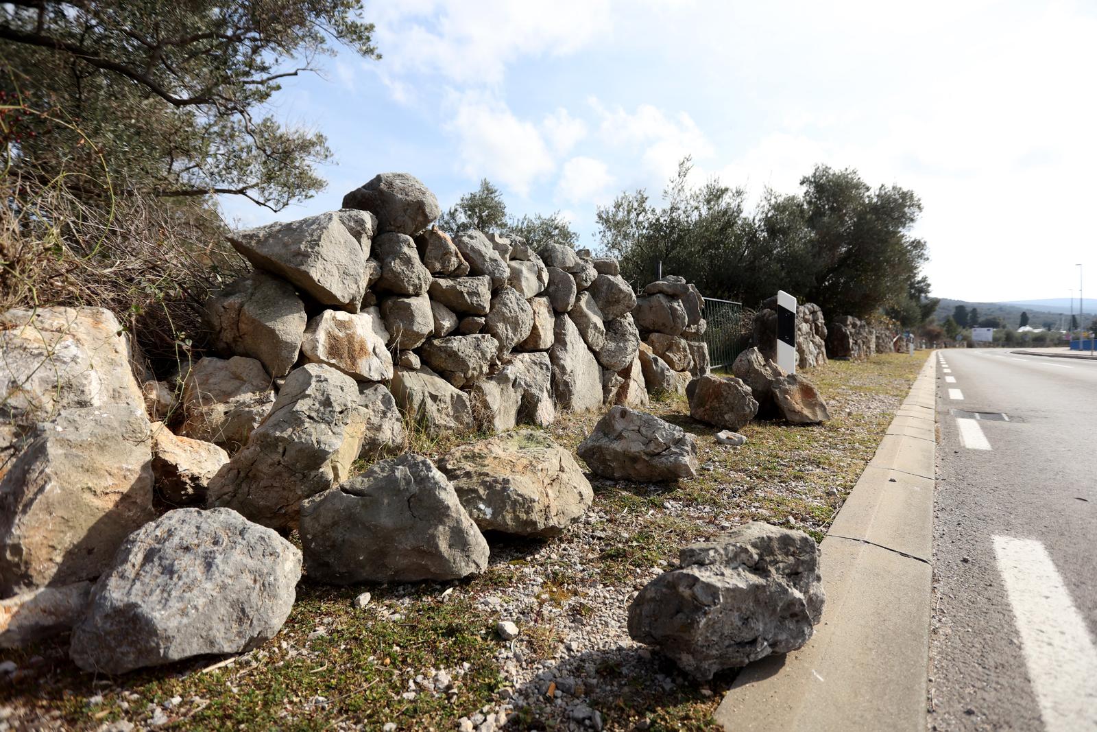 Na ulazu u Punat na Krku oštećen suhozid Na ulazu u Punat na Krku oštećen suhozid