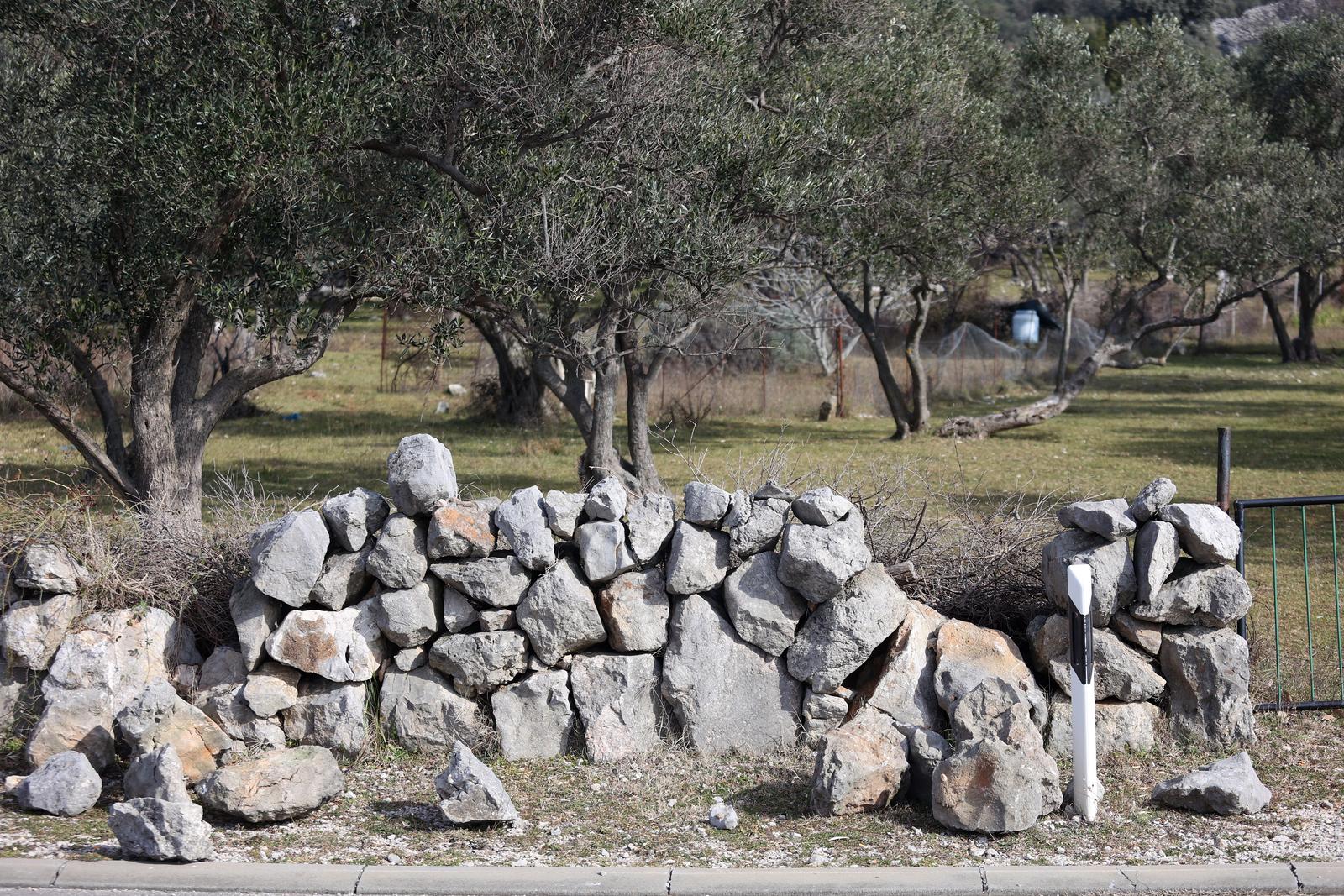 Na ulazu u Punat na Krku oštećen suhozid Na ulazu u Punat na Krku oštećen suhozid
