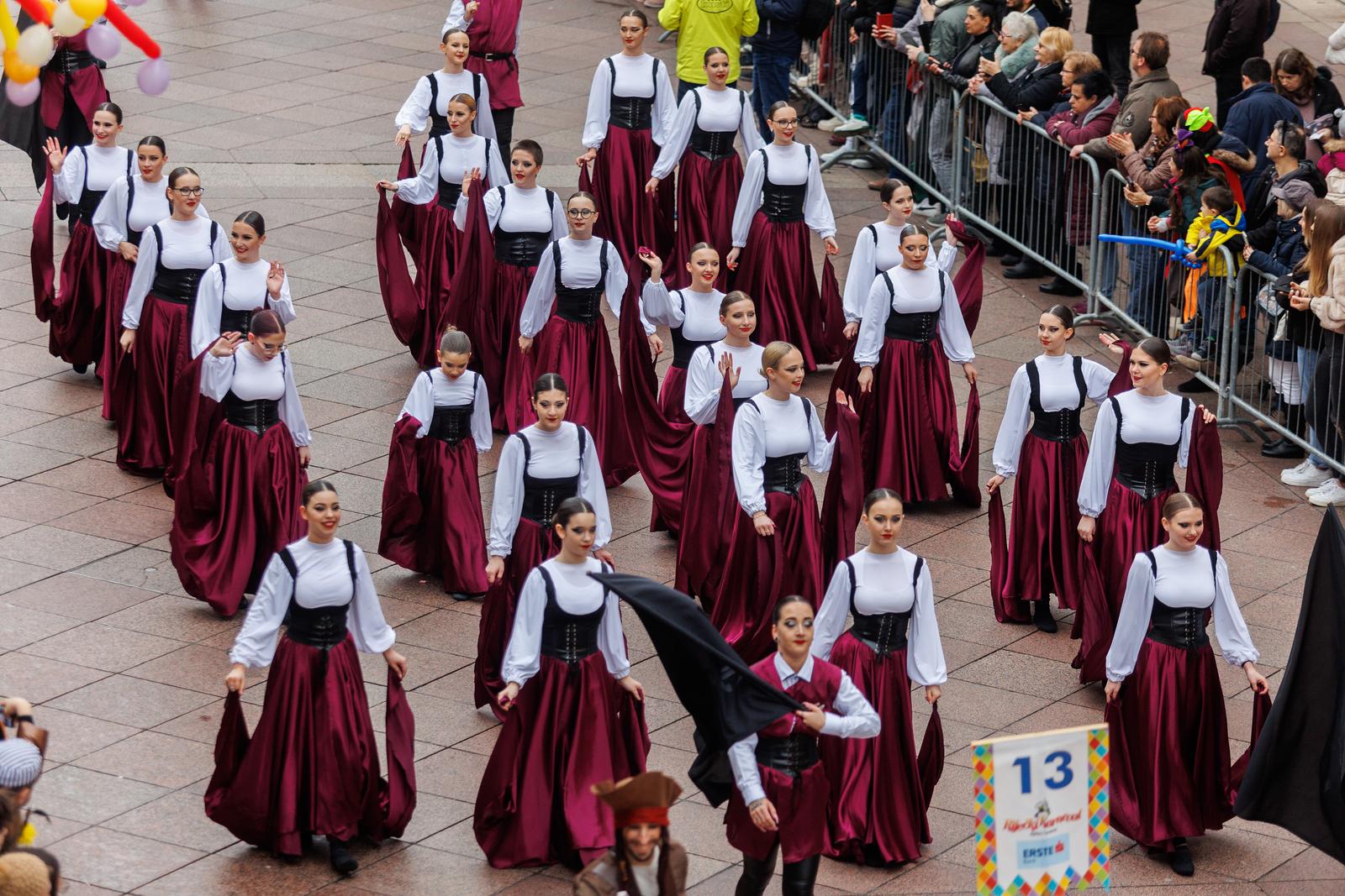 Rijeka: Oko devet tisuća maškara sudjelovalo na tradicionalnom Riječkom karnevalu