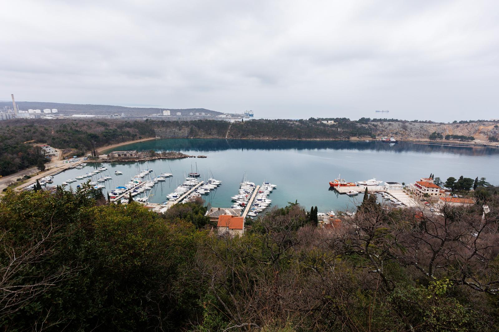 Omišalj: Onečišćenje mora u uvali Pesja u blizini LNG terminala Omišalj: Onečišćenje mora u uvali Pesja u blizini LNG terminala