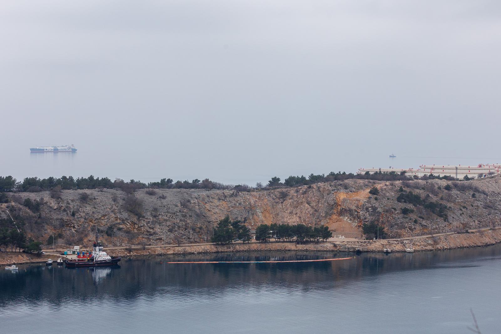 Omišalj: Onečišćenje mora u uvali Pesja u blizini LNG terminala Omišalj: Onečišćenje mora u uvali Pesja u blizini LNG terminala