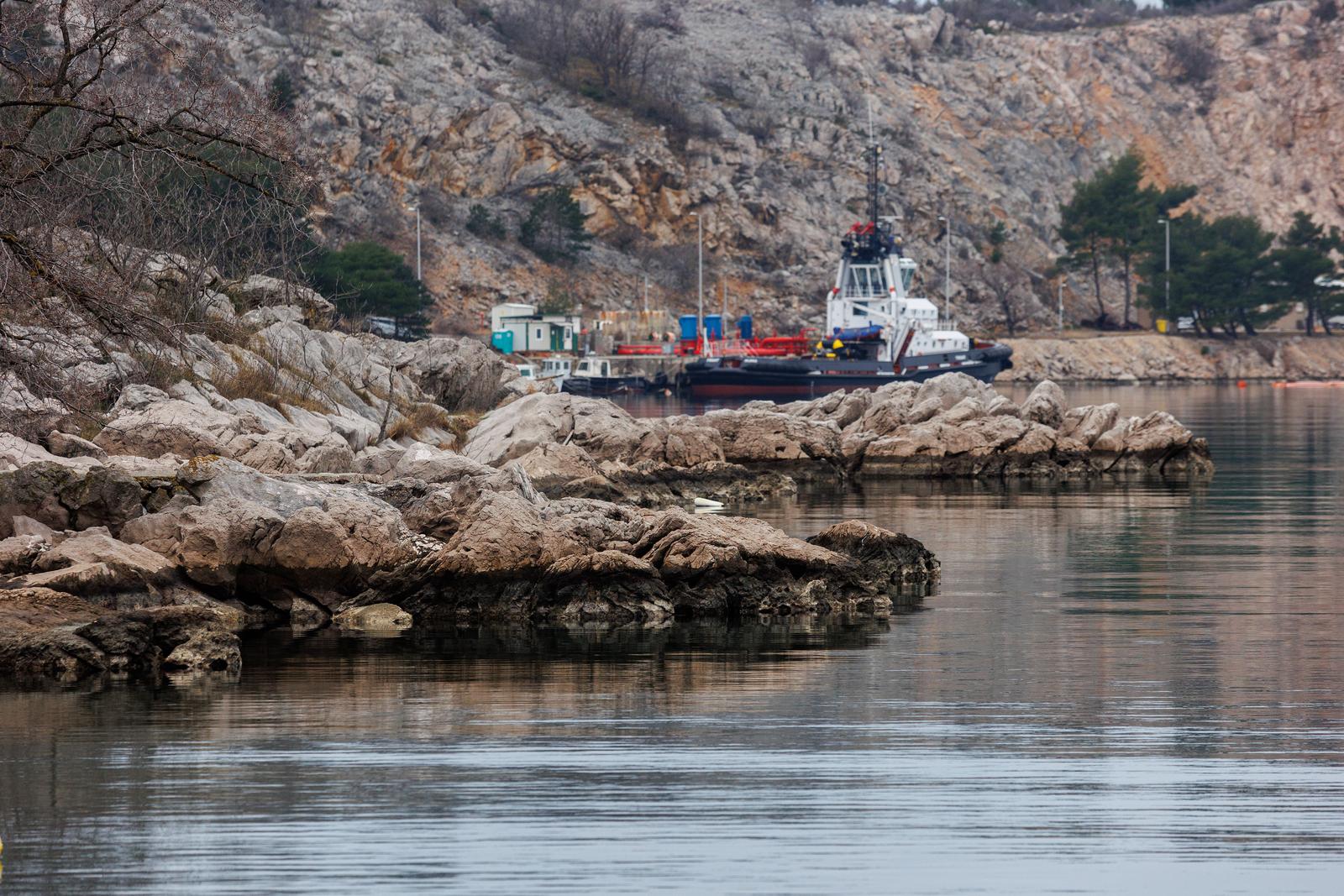 Omišalj: Onečišćenje mora u uvali Pesja u blizini LNG terminala Omišalj: Onečišćenje mora u uvali Pesja u blizini LNG terminala