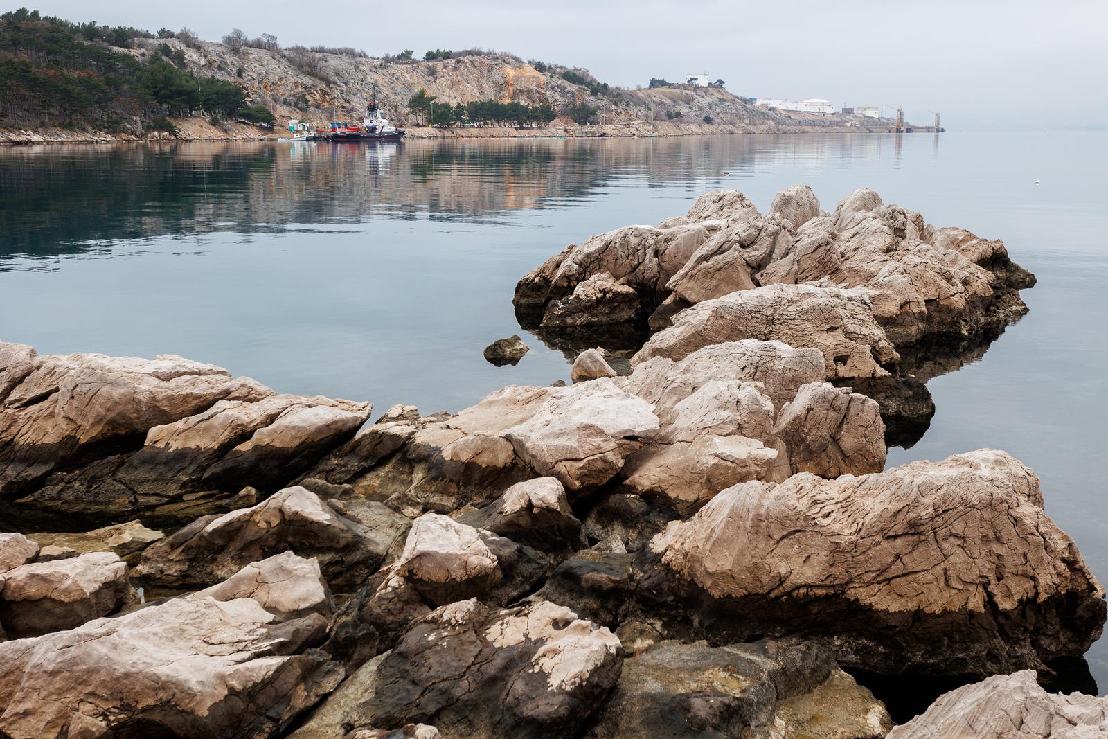 Omišalj: Onečišćenje mora u uvali Pesja u blizini LNG terminala Omišalj: Onečišćenje mora u uvali Pesja u blizini LNG terminala