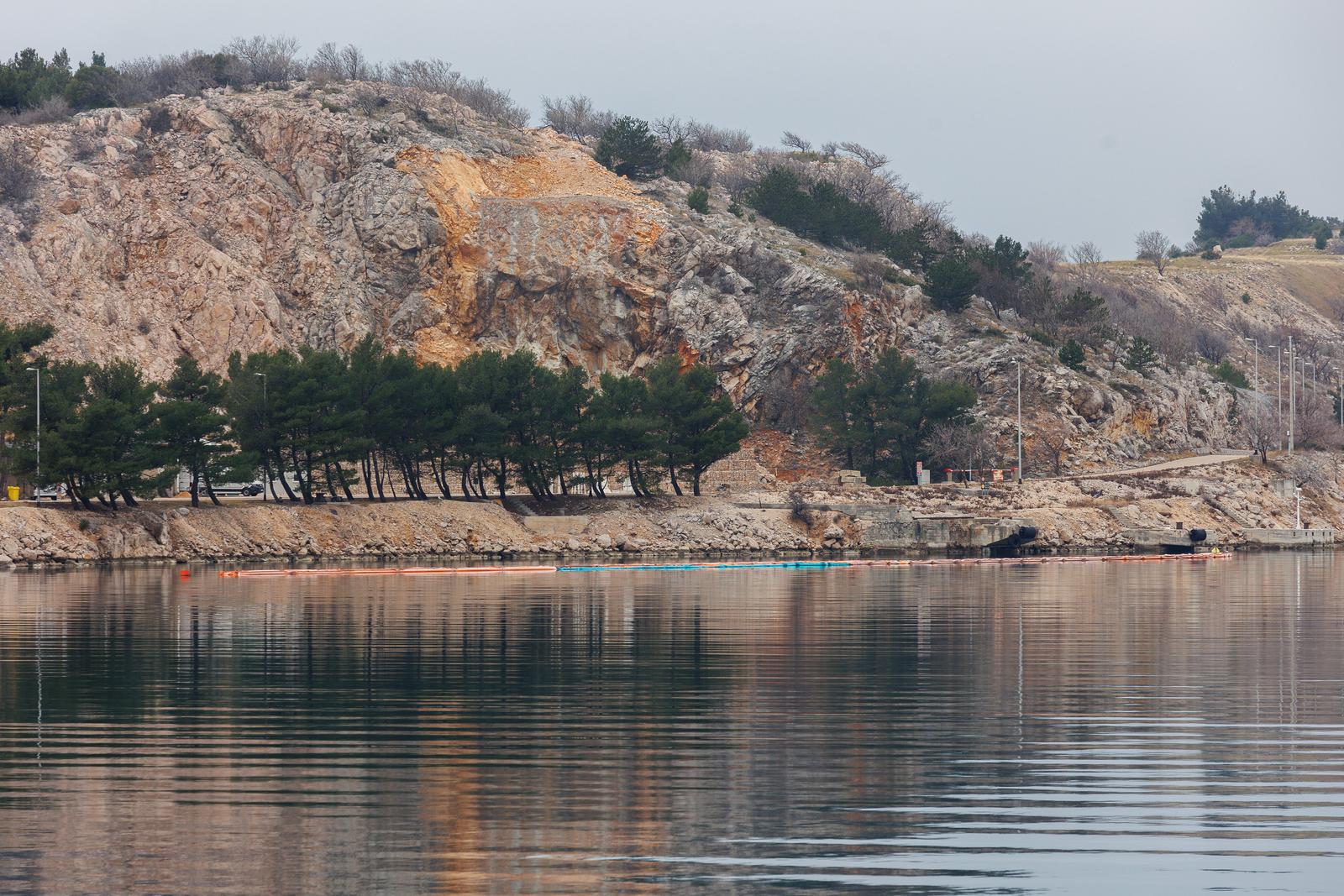 Omišalj: Onečišćenje mora u uvali Pesja u blizini LNG terminala Omišalj: Onečišćenje mora u uvali Pesja u blizini LNG terminala