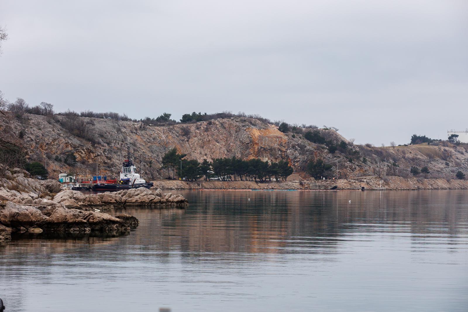 Omišalj: Onečišćenje mora u uvali Pesja u blizini LNG terminala Omišalj: Onečišćenje mora u uvali Pesja u blizini LNG terminala