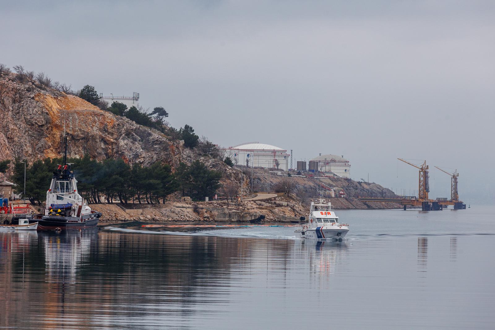 Omišalj: Onečišćenje mora u uvali Pesja u blizini LNG terminala Omišalj: Onečišćenje mora u uvali Pesja u blizini LNG terminala