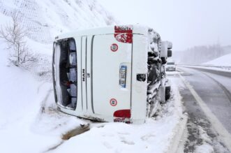 U prevrtanju autobusa na autocesti poginula jedna osoba