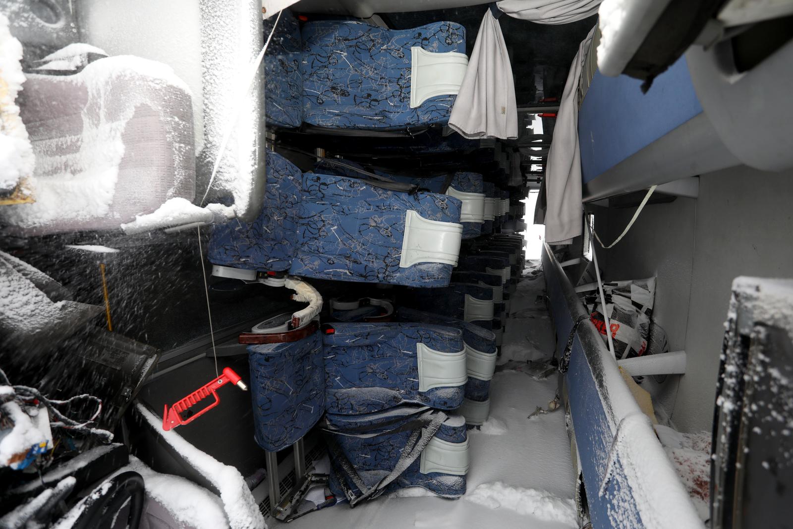 U prevrtanju autobusa na autocesti poginula jedna osoba U prevrtanju autobusa na autocesti poginula jedna osoba