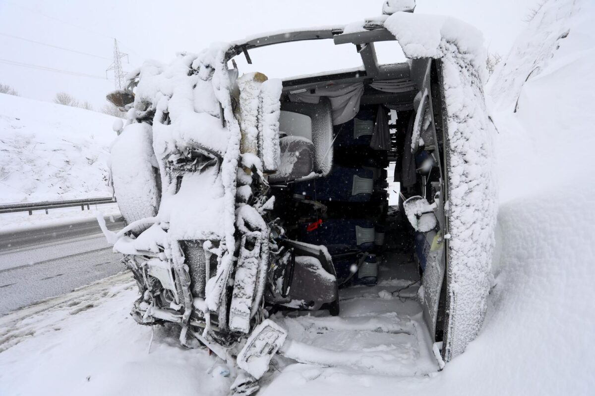 U prevrtanju autobusa na autocesti poginula jedna osoba