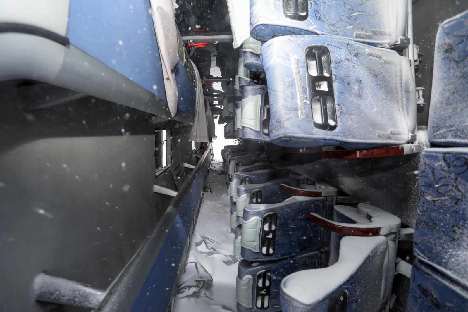 U prevrtanju autobusa na autocesti poginula jedna osoba U prevrtanju autobusa na autocesti poginula jedna osoba