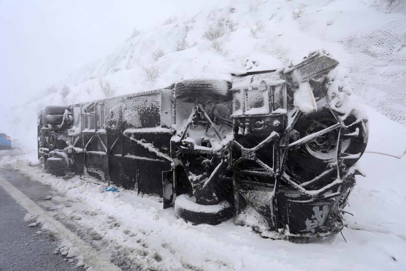 U prevrtanju autobusa na autocesti poginula jedna osoba U prevrtanju autobusa na autocesti poginula jedna osoba